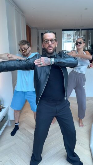 Zara McDermott Instagram - No denying he was invested in this one😂 sliding into your easter!!