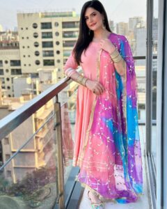 Zareen Khan Instagram - Eid Mubarak from me and mine to you and yours 🤍💫 #EidUlFitr #RamadanEidMubarak #ZareenKhan