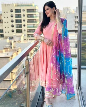 Zareen Khan Instagram - Eid Mubarak from me and mine to you and yours 🤍💫

#EidUlFitr #RamadanEidMubarak #ZareenKhan
