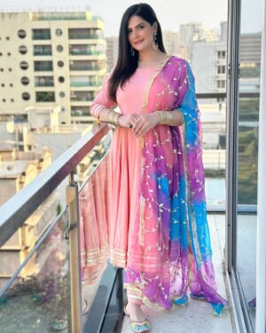 Zareen Khan Instagram - Eid Mubarak from me and mine to you and yours 🤍💫

#EidUlFitr #RamadanEidMubarak #ZareenKhan