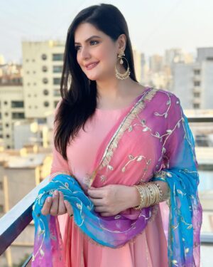 Zareen Khan Instagram - Eid Mubarak from me and mine to you and yours 🤍💫

#EidUlFitr #RamadanEidMubarak #ZareenKhan
