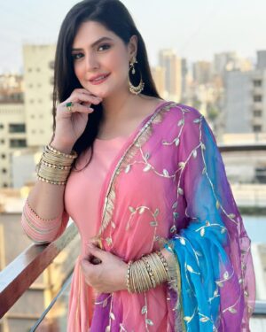 Zareen Khan Instagram - Eid Mubarak from me and mine to you and yours 🤍💫

#EidUlFitr #RamadanEidMubarak #ZareenKhan