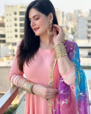 Zareen Khan Instagram - Eid Mubarak from me and mine to you and yours 🤍💫

#EidUlFitr #RamadanEidMubarak #ZareenKhan