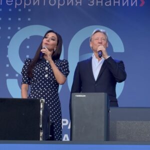 Zarifa Mgoyan Instagram - Вместе с моим дорогим другом Дмитрием Харатьяном поздравили всех с Днем Ленинградской области.💫
Многие знают, я с рождения до 14 лет жила в городе Отрадное Кировского района. Это прекрасный зеленый городок в Лен. области на берегу Невы.

Театрализованный концерт состоялся в городе Тосно, с которым меня тоже многое связывает, ведь именно здесь родился мой брат.❤️ 
Я была искренне рада разделить праздник со всеми жителями Ленинградской области.

Мы получили невероятные эмоции.😍

С удовольствием делюсь с вами некоторыми фрагментами этого дня.

Спасибо жителям и организаторам за теплый прием. До скорых встреч.
Ваша Зара❤️
