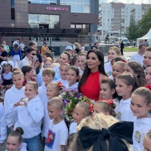 Zarifa Mgoyan Instagram - Вместе с моим дорогим другом Дмитрием Харатьяном поздравили всех с Днем Ленинградской области.💫
Многие знают, я с рождения до 14 лет жила в городе Отрадное Кировского района. Это прекрасный зеленый городок в Лен. области на берегу Невы.

Театрализованный концерт состоялся в городе Тосно, с которым меня тоже многое связывает, ведь именно здесь родился мой брат.❤️ 
Я была искренне рада разделить праздник со всеми жителями Ленинградской области.

Мы получили невероятные эмоции.😍

С удовольствием делюсь с вами некоторыми фрагментами этого дня.

Спасибо жителям и организаторам за теплый прием. До скорых встреч.
Ваша Зара❤️