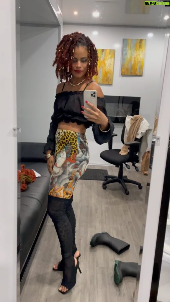 Zazie Beetz Instagram - I’d be lying if I didn’t say that my favorite part of this episode is the click clacking of these heels. But it’s also the leggings. @tiffthestylist where can I buy them?? But then I think about this WIG. @shunikat how could you let me leave Atlanta without it????? Work Ethic! is now on Hulu, my little chocolate truffles! 🍫 @muraihiro @austin.elle.fisher @donaldglover @janinenabers @casprenger @steve_g_lover @atlantafx