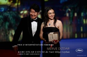 Zerrin Tekindor Instagram - Canım Merve gurur duyduk Ne kadar mutlu ettin bizi Çok çok çok kutluyorum 👏🏻👏🏻👏🏻👏🏻❤️❤️❤️ @mervedizdar @festivaldecannes #mervedizdar #kuruotlarüstüne #aboutdrygrasses #nuribilgeceylan