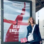 Zerrin Tekindor Instagram - Bugün @nationaltheatre’da #JamesGraham’ın yazdığı, #RupertGoold’un yönettiği #DearEngland oyununu seyrettik. Rejisi, dekor tasarımı (@esdevlin), oyunculuğu kusursuzdu bana göre. Bütün kast şahaneydi ama İngiltere milli futbol takımının antrenörü #GarethSouthgate’i oynayan #JosephFiennes ve #HarryKane’i oynayan #WillClose muhteşemdi. Çok farklı bir oyundu, uzun zamandır bu kadar değişik bir prodüksiyon seyretmemiştim. Bir penaltı sahnesi vardı, bütün seyirciler olarak heyecandan öldük. Tiyatro ne şahane bir şey. #nationaltheatre
