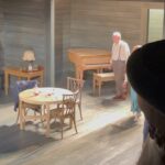 Zerrin Tekindor Instagram - Dün akşam Wyndham’s Theatre’da Eugene O’Neill klasiği #LongDaysJourneyIntoNight’ı (Günden Geceye) seyrettim. #JeremyHerrin yönetmiş. Oyunun en etkileyici yanı #PatriciaClarkson’ın şahane oyunculuğuydu. Morfin bağımlısı bir annenin dağınık, ortaya saçılıp toplanan duygularını, geçişlerini görmek çok etkileyiciydi. Çok zeki bir kadın gözümüzün önünde kayboldu adeta… Ve diğer oyuncuları olağanüstü dinliyordu kendi replikleri olmadığı zamanlarda da… Gözümü alamadım, birçok yerde onun diğer oyuncuları dinlemesini seyrettim. #BrianCox’un #Succession’daki karizması ve performansını düşünürsek bu oyunda beklediğimi bulamadığımı söyleyebilirim. Oyun ara dahil 3 saat 20 dakika sürdü. Bence çok uzundu. @journeyonstage
