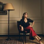 Zerrin Tekindor Instagram - Repost @lofficielturkiye ・・・ #Toz oyununda geçen “Bugün toz almayacağım, yarın da almayacağım, belki haftaya alırım...” repliğinden yola çıkarak, hayatın, anıların, kişilerin, kısaca her şeyin tozlanmaya ne kadar müsait olduğunu konuşuyoruz... Öyle ya bazen toz almaktan korktuğu için tozlandırmayı seçiyor insan. Tozlu kalıyor her şey. Toz almak yüzleşmeyi de gerektiriyor, sanki biraz cesaret istiyor... “Bir çok şeyin üstünü yaşam becerinizle, hünerinizle kapatabilirsiniz. Ama bir üflemeyle ortaya çıkacak kadar da hassastır aslında. Onun için bu tür yüzleşmeleri cesaretle baştan yapmak lazım.” @zerrintekindor @bulgari L’Officiel Türkiye Aralık/Ocak 2022-23 Tiyatro sayısı çıktı! Yayın Koordinatörü: @meltemaydin_ofc Yayın Direktörü, Moda Direktörü ve Röportaj: @inankirdemir Fotoğraf: @jiyankizilboga Saç: @mustafa_akguul Makyaj: @yagizyoldas
