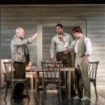 Zerrin Tekindor Instagram - Dün akşam Wyndham’s Theatre’da Eugene O’Neill klasiği #LongDaysJourneyIntoNight’ı (Günden Geceye) seyrettim. #JeremyHerrin yönetmiş. Oyunun en etkileyici yanı #PatriciaClarkson’ın şahane oyunculuğuydu. Morfin bağımlısı bir annenin dağınık, ortaya saçılıp toplanan duygularını, geçişlerini görmek çok etkileyiciydi. Çok zeki bir kadın gözümüzün önünde kayboldu adeta… Ve diğer oyuncuları olağanüstü dinliyordu kendi replikleri olmadığı zamanlarda da… Gözümü alamadım, birçok yerde onun diğer oyuncuları dinlemesini seyrettim. #BrianCox’un #Succession’daki karizması ve performansını düşünürsek bu oyunda beklediğimi bulamadığımı söyleyebilirim. Oyun ara dahil 3 saat 20 dakika sürdü. Bence çok uzundu. @journeyonstage