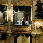 Zerrin Tekindor Instagram - Dün akşam Wyndham’s Theatre’da #KennethBranagh’nın yönettiği ve oynadığı #KingLear’i seyrettim. Oyun yeni başlamış ve sadece 50 kez oynanacakmış. Branagh oyunu Cilalı Taş Devri’ne uyarlamış. Çok tuhaf bir ritmi vardı oyunun, vurmalı çalgılar gibiydi entonasyonları. Tek perde, 2 saat. Lear oyunun başında, kızlarına kraliyet topraklarını pay etmek yerine, gökyüzündeki yıldızları paylaştırdı. Shakespeare ne kadar büyülü; yazdıkları taş devrine de uymuş. Kenneth Branagh’nın inanılmaz bir performansı vardı, özellikle oyunun ikinci kısmında. Edgar’ı oynayan #DougColling ve Edmund’u oynayan @coreymylchreest de müthişlerdi. Finalde şahane bir düello sahnesi oynadılar inanılmaz bir sürat ve hareket düzeniyle. Kalbim ağzımdan çıktı birine bir şey olacak diye. Biz hala ağır çekim düellolara devam 👍🏻… Neyse hiç girmeyeyim bu konulara.
