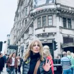Zerrin Tekindor Instagram - Bugün @savoytheatreldn’da Neil Simon oyunu @plazasuiteuk’i seyrettim. İzlemesi çok zevkli, çok komik bir oyundu. Farklı zamanlarda, aynı otel odasında geçen üç hikayeden oluşuyor. Beklediğimden çok daha iyiydi. @sarahjessicaparker’ı ben çok severim de herkes çok seviyormuş meğer. Sahneye çıktığında kıyamet koptu. Çok doğal, çok sempatik ve inanılmaz zarifti. Çok ışıklı bir oyuncu, başka bir oyunda seyretmeyi yine çok isterim. #matthewbroderick de harikaydı. Çok komikti o da… İki oyuncunun da uyumu inanılmaz iyiydi. İyi ki seyretmişim. Tavsiye ederim… #plazasuite #neilsimon #sarahjessicaparker #plazasuitetheshow