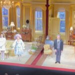 Zerrin Tekindor Instagram - Bugün @savoytheatreldn’da Neil Simon oyunu @plazasuiteuk’i seyrettim. İzlemesi çok zevkli, çok komik bir oyundu. Farklı zamanlarda, aynı otel odasında geçen üç hikayeden oluşuyor. Beklediğimden çok daha iyiydi. @sarahjessicaparker’ı ben çok severim de herkes çok seviyormuş meğer. Sahneye çıktığında kıyamet koptu. Çok doğal, çok sempatik ve inanılmaz zarifti. Çok ışıklı bir oyuncu, başka bir oyunda seyretmeyi yine çok isterim. #matthewbroderick de harikaydı. Çok komikti o da… İki oyuncunun da uyumu inanılmaz iyiydi. İyi ki seyretmişim. Tavsiye ederim… #plazasuite #neilsimon #sarahjessicaparker #plazasuitetheshow