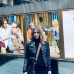 Zerrin Tekindor Instagram - Bugün @savoytheatreldn’da Neil Simon oyunu @plazasuiteuk’i seyrettim. İzlemesi çok zevkli, çok komik bir oyundu. Farklı zamanlarda, aynı otel odasında geçen üç hikayeden oluşuyor. Beklediğimden çok daha iyiydi. @sarahjessicaparker’ı ben çok severim de herkes çok seviyormuş meğer. Sahneye çıktığında kıyamet koptu. Çok doğal, çok sempatik ve inanılmaz zarifti. Çok ışıklı bir oyuncu, başka bir oyunda seyretmeyi yine çok isterim. #matthewbroderick de harikaydı. Çok komikti o da… İki oyuncunun da uyumu inanılmaz iyiydi. İyi ki seyretmişim. Tavsiye ederim… #plazasuite #neilsimon #sarahjessicaparker #plazasuitetheshow