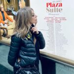 Zerrin Tekindor Instagram - Bugün @savoytheatreldn’da Neil Simon oyunu @plazasuiteuk’i seyrettim. İzlemesi çok zevkli, çok komik bir oyundu. Farklı zamanlarda, aynı otel odasında geçen üç hikayeden oluşuyor. Beklediğimden çok daha iyiydi. @sarahjessicaparker’ı ben çok severim de herkes çok seviyormuş meğer. Sahneye çıktığında kıyamet koptu. Çok doğal, çok sempatik ve inanılmaz zarifti. Çok ışıklı bir oyuncu, başka bir oyunda seyretmeyi yine çok isterim. #matthewbroderick de harikaydı. Çok komikti o da… İki oyuncunun da uyumu inanılmaz iyiydi. İyi ki seyretmişim. Tavsiye ederim… #plazasuite #neilsimon #sarahjessicaparker #plazasuitetheshow