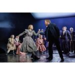 Zerrin Tekindor Instagram - Dün akşam Gielgud Theatre’da Lyndsey Turner’ın yönettiği @nationaltheatre prodüksiyonu #TheCrucible’ı (Cadı Kazanı) seyrettik. Şahaneydi. Olağanüstü bir reji, dekor (@esdevlin) ve ışık tasarımı (@timlutkin_lighting_design) vardı. 3 saatlik oyun 1.5 saat gibi geçti. Fırsatı olan herkese tavsiye edeceğim bir Arthur Miller klasiği. #cadıkazanı #arthurmiller #westend #thecrucible @crucibleonstage