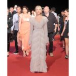 Zerrin Tekindor Instagram - 59. Antalya Altın Portakal Film Festivali açılışında bana verilen “Yaşam Boyu Başarı Ödülü” beni çok mutlu etti. Beni bu şahane ödüle layık gören, festival organizasyonunda emeği geçen herkese çok teşekkür ederim. Çok sevgili Antalya seyircisine de çok teşekkür ederim; “Toz”un üç temsili de harika geçti. Umarım yakın zamanda yine buluşuruz. @tozoyunofficial Canım @gamze_saracoglu yaşadığım en güzel anlarda hep varsın ne mutlu ki. Benim için tasarladığın harika elbisemi hiç çıkarmak istemedim üzerimden. Antalya’da çok sevdiğim arkadaşlarımla buluşmak, yemek yemek, gülmek, denize girmek inanılmazdı. Her saniye ne kadar şanslı olduğumu düşündüm… #antalya #ekim2022 @antalyaff #59altınportakal #59goldenorange