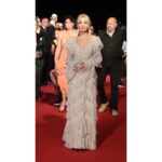 Zerrin Tekindor Instagram - 59. Antalya Altın Portakal Film Festivali açılışında bana verilen “Yaşam Boyu Başarı Ödülü” beni çok mutlu etti. Beni bu şahane ödüle layık gören, festival organizasyonunda emeği geçen herkese çok teşekkür ederim. Çok sevgili Antalya seyircisine de çok teşekkür ederim; “Toz”un üç temsili de harika geçti. Umarım yakın zamanda yine buluşuruz. @tozoyunofficial Canım @gamze_saracoglu yaşadığım en güzel anlarda hep varsın ne mutlu ki. Benim için tasarladığın harika elbisemi hiç çıkarmak istemedim üzerimden. Antalya’da çok sevdiğim arkadaşlarımla buluşmak, yemek yemek, gülmek, denize girmek inanılmazdı. Her saniye ne kadar şanslı olduğumu düşündüm… #antalya #ekim2022 @antalyaff #59altınportakal #59goldenorange