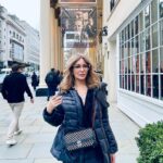 Zerrin Tekindor Instagram - Bu akşam @theatreroyalhaymarket’ta #ThePictureOfDorianGray’i seyrettim. @sarah_snook’un performansı olağanüstüydü. Öyle kolay rastlanır bir performans değil; öyle böyle değil… @kip_williams’ın adaptasyonu ve rejisi kusursuz. Hikayenin, günümüzün önüne geçilemeyen güzellik takıntısına da gönderme yapması çok etkileyiciydi, harika bir fikirdi. Fırsatı olan herkesin seyretmesini tavsiye ederim. @doriangrayplay #DorianGrayPlay 👏🏻👏🏻👏🏻 #oneydigız