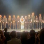 Zerrin Tekindor Instagram - Bu akşam @theatreroyalhaymarket’ta #ThePictureOfDorianGray’i seyrettim. @sarah_snook’un performansı olağanüstüydü. Öyle kolay rastlanır bir performans değil; öyle böyle değil… @kip_williams’ın adaptasyonu ve rejisi kusursuz. Hikayenin, günümüzün önüne geçilemeyen güzellik takıntısına da gönderme yapması çok etkileyiciydi, harika bir fikirdi. Fırsatı olan herkesin seyretmesini tavsiye ederim. @doriangrayplay #DorianGrayPlay 👏🏻👏🏻👏🏻 #oneydigız