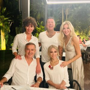 Zerrin Tekindor Instagram - 59. Antalya Altın Portakal Film Festivali açılışında bana verilen “Yaşam Boyu Başarı Ödülü” beni çok mutlu etti. Beni bu şahane ödüle layık gören, festival organizasyonunda emeği geçen herkese çok teşekkür ederim.
Çok sevgili Antalya seyircisine de çok teşekkür ederim; 
“Toz”un üç temsili de harika geçti. Umarım yakın zamanda yine buluşuruz. @tozoyunofficial
Canım @gamze_saracoglu yaşadığım en güzel anlarda hep varsın ne mutlu ki. Benim için tasarladığın harika elbisemi hiç çıkarmak istemedim üzerimden.
Antalya’da çok sevdiğim arkadaşlarımla buluşmak, yemek yemek, gülmek, denize girmek inanılmazdı. Her saniye ne kadar şanslı olduğumu düşündüm… #antalya #ekim2022 @antalyaff #59altınportakal #59goldenorange