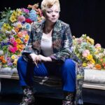 Zerrin Tekindor Instagram - Bu akşam @theatreroyalhaymarket’ta #ThePictureOfDorianGray’i seyrettim. @sarah_snook’un performansı olağanüstüydü. Öyle kolay rastlanır bir performans değil; öyle böyle değil… @kip_williams’ın adaptasyonu ve rejisi kusursuz. Hikayenin, günümüzün önüne geçilemeyen güzellik takıntısına da gönderme yapması çok etkileyiciydi, harika bir fikirdi. Fırsatı olan herkesin seyretmesini tavsiye ederim. @doriangrayplay #DorianGrayPlay 👏🏻👏🏻👏🏻 #oneydigız