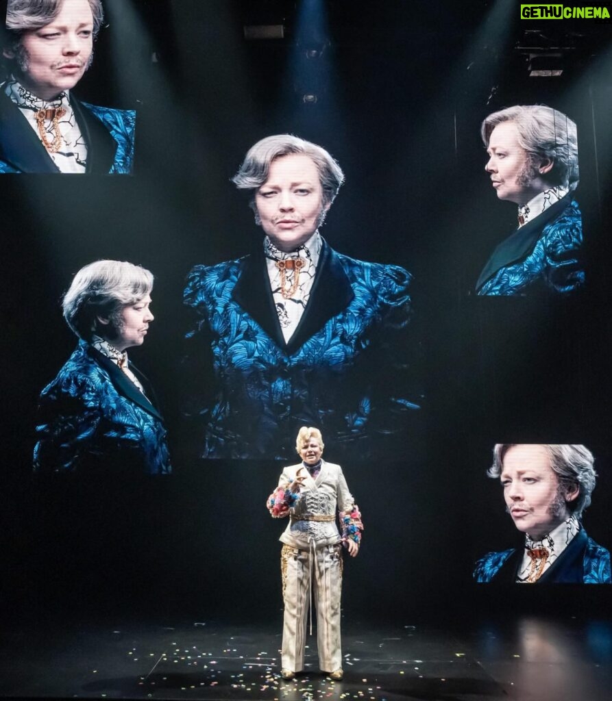 Zerrin Tekindor Instagram - Bu akşam @theatreroyalhaymarket’ta #ThePictureOfDorianGray’i seyrettim. @sarah_snook’un performansı olağanüstüydü. Öyle kolay rastlanır bir performans değil; öyle böyle değil… @kip_williams’ın adaptasyonu ve rejisi kusursuz. Hikayenin, günümüzün önüne geçilemeyen güzellik takıntısına da gönderme yapması çok etkileyiciydi, harika bir fikirdi. Fırsatı olan herkesin seyretmesini tavsiye ederim. @doriangrayplay #DorianGrayPlay 👏🏻👏🏻👏🏻 #oneydigız