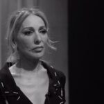 Zerrin Tekindor Instagram - #Toz Eylül’den itibaren yurtiçi ve yurtdışı gösterimleriyle sahnelenmeye devam edecek… Betonların göğü henüz delmediği zamanlarda büyük şehrin sokaklarında, apartman önlerinde büyüyen bir kız çocuğu. Güzeller güzeli ev kadını anne ile titiz avukat babanın tek kızı: Handan. Sokakların da anne babasıyla yaşadığı evin içi gibi huzursuz olduğu zamanlardan geçerek büyüyen, kendi yolunu bulan bir genç kadın... Kafasının ve kalbinin içi seslerle dolu; çok uzaklardan gelen bir melodi, kuşlar, rayların sesi, sevinçli bir hediye paketinin hışırtısı, annesinin, babasının, babaannesinin, halasının sesi… Sonra birden fazla ‘çat’ sesi, farklı zamanlarda, farklı evlerin duvarlarında yankılanan… Karşımıza yetişkin bir kadın olarak çıkan Handan’la tanıştığımızda; o, çocukluğundan bugüne uzanan bir hikâyeye çoktan dalıp gitmiş olacak. Handan’ın ve onun hafızasından çıkıp gelen annesi Feri’nin öyküsü, 1960’lardan bugüne uzanan bir anlatıya yerleşiyor. Murat Mahmutyazıcıoğlu’nun kaleminden çıkan, çok kişiyle kesişen bu tek kişilik kadın oyunu, Hira Tekindor’un yönetiminde, Zerrin Tekindor’un performansıyla seyirciyle buluşmaya devam ediyor… Yazan: Murat Mahmutyazıcıoğlu Yöneten: Hira Tekindor Oynayan: Zerrin Tekindor Yapımcı: Ayşe Barım Uygulayıcı Yapımcı: Duygu Bayram Dekor Tasarım: Şirin Dağtekin Yenen Işık Tasarım: Yakup Çartık Kostüm Tasarım: Gamze Saraçoğlu Yönetmen Yardımcısı: Beste Güven Yapım Koordinatörü: Ayşegül Beyazdağ Reji Asistanı: Şeyma Demircan Sahne Amiri: Abdurrahim Mert Oyun Fotoğrafları: Banu Kaplancalı Afiş Fotoğrafı: Özlem Dinç Afiş Tasarımı: Berkcan Okar Süre: 60 dk 13 yaş üzeri seyirciler için uygundur