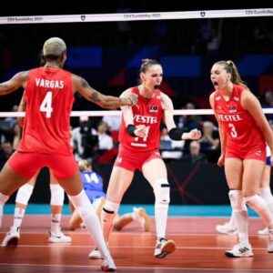 Zerrin Tekindor Instagram - Bu ne güzellik… Şahanesiniz #FileninSultanları ❤️🥇 
AVRUPA ŞAMPİYONU TÜRKİYE 🇹🇷❤️👏🏻👏🏻👏🏻👏🏻👏🏻
Çok yaşayın… Sizi çok seviyoruz.