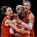 Zerrin Tekindor Instagram - Bu ne güzellik… Şahanesiniz #FileninSultanları ❤️🥇 AVRUPA ŞAMPİYONU TÜRKİYE 🇹🇷❤️👏🏻👏🏻👏🏻👏🏻👏🏻 Çok yaşayın… Sizi çok seviyoruz.