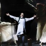 Zerrin Tekindor Instagram - Dün akşam Harold Pinter Theatre’da #StephenBrown’un yazdığı, #TomMorris’in yönettiği #DrSemmelweis adlı oyunu seyrettim. 1800’lerde yaşamış bir bilim insanı ve hekim olan ve el yıkamanın doğum sırasında ve ameliyatlarda en önemli şey olduğunu bas bas bağıran ama diğer doktorların umursamadığı Ignaz Semmelweis’ın hikayesi anlatılıyor oyunda. #MarkRylance yine her zamanki gibi sinir bozucu iyi oynuyor. Tiyatroyla baleyi birleştirmişler; birçok sahne replikle değil baleyle anlatıldı. Ve konservatuvarın ilk senesinde yaptığımız mimik derslerini hatırladım; bütün doğum sahneleri, bebekler, ameliyatlar hep mimikti. Çok enteresandı. @haroldpintertheatre @semmelweisldn