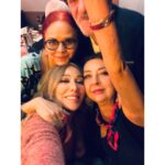 Zerrin Tekindor Instagram - Benim şahane okul arkadaşlarım… ❤️❤️❤️ Hacettepe Üniversitesi Ankara Devlet Konservatuvarı #SibelSürel #AlevBaymur #YeşimBilen #HülyaAksular #KeremKuraner #YenerTuran #AlparslanKaraduman #ErdalUğurlu 🤍