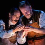 Zerrin Tekindor Instagram - Dün akşam Harold Pinter Theatre’da #StephenBrown’un yazdığı, #TomMorris’in yönettiği #DrSemmelweis adlı oyunu seyrettim. 1800’lerde yaşamış bir bilim insanı ve hekim olan ve el yıkamanın doğum sırasında ve ameliyatlarda en önemli şey olduğunu bas bas bağıran ama diğer doktorların umursamadığı Ignaz Semmelweis’ın hikayesi anlatılıyor oyunda. #MarkRylance yine her zamanki gibi sinir bozucu iyi oynuyor. Tiyatroyla baleyi birleştirmişler; birçok sahne replikle değil baleyle anlatıldı. Ve konservatuvarın ilk senesinde yaptığımız mimik derslerini hatırladım; bütün doğum sahneleri, bebekler, ameliyatlar hep mimikti. Çok enteresandı. @haroldpintertheatre @semmelweisldn