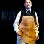 Zerrin Tekindor Instagram - Dün akşam Harold Pinter Theatre’da #StephenBrown’un yazdığı, #TomMorris’in yönettiği #DrSemmelweis adlı oyunu seyrettim. 1800’lerde yaşamış bir bilim insanı ve hekim olan ve el yıkamanın doğum sırasında ve ameliyatlarda en önemli şey olduğunu bas bas bağıran ama diğer doktorların umursamadığı Ignaz Semmelweis’ın hikayesi anlatılıyor oyunda. #MarkRylance yine her zamanki gibi sinir bozucu iyi oynuyor. Tiyatroyla baleyi birleştirmişler; birçok sahne replikle değil baleyle anlatıldı. Ve konservatuvarın ilk senesinde yaptığımız mimik derslerini hatırladım; bütün doğum sahneleri, bebekler, ameliyatlar hep mimikti. Çok enteresandı. @haroldpintertheatre @semmelweisldn