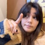 Zeynep Çamcı Instagram - Konuşurken sürekli dürten arkadaş📿