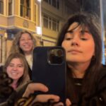 Zeynep Çamcı Instagram - 🪞🤳🏻Arkadaşlarla foto çekmeye çalışırken biz🌹📿🤳🏻🪞