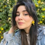 Zeynep Çamcı Instagram - Sarı çiçek🌼