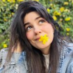 Zeynep Çamcı Instagram - Sarı çiçek🌼