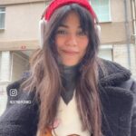 Zeynep Çamcı Instagram - Burda dinlediğim şarkıydı:)♥️🌹📿🧿 spotify linki profilimde📿