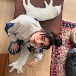 Zeynep Çamcı Instagram - Sizi çok seviyorum beyaz doktorlar🤍miniği seviyodum büyük kıskanıp arkama yattı📿oluşunnn Mivzi ve Cüneytim titro Cenitin🤍