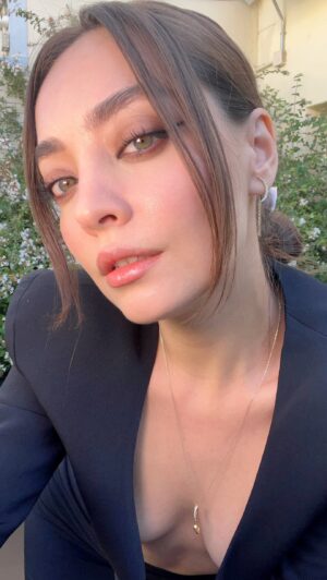 Zeynep Tuğçe Bayat Instagram - Outfit check for Madrid 🖤