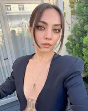 Zeynep Tuğçe Bayat Instagram - Shoes off 🫠🖤 

#reklam