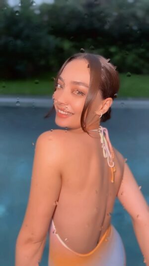 Zeynep Tuğçe Bayat Instagram - Tüm yağmurlu günlerden beklentim 🛁🤍☔️

#reklam