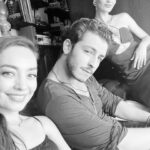 Zeynep Tuğçe Bayat Instagram - Kimler Geldiiii Kimler Geçtiiiii 🫠 Çok güzel bir ekiple çok güzel bir yazı bitirdik. Fotoğraflara sığmayacak kadar kalabalığız🤍