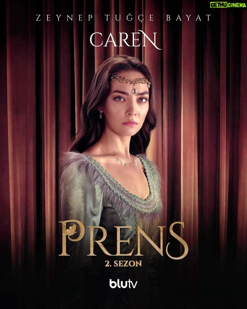 Zeynep Tuğçe Bayat Instagram - Aklımı delirmeme çok az kaldı 🫠👑 @prensdizi 2. sezonu ile @blutv de başlıyor! Hola Princesa Caren 🤍 @mgx.film @ph7entertainment