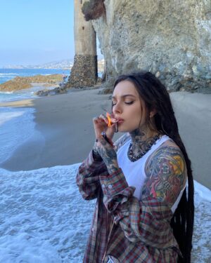 Zhavia Instagram - Hope you enjoyed my verse on Heart In 2💔 working on some dope music ⭐️💨