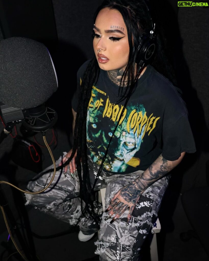 Zhavia Ward Instagram - Me making a new song even tho you haven’t pre-saved DOLLA$IGNS yet 🫢🫢🩵⭐️☔️ I’m playing so many of you pre-saved 🤯 thank you 🙏🏼🙏🏼 this song means a lot to me ! let’s keep running it up before it drops💜💜💜💜💸💸💸