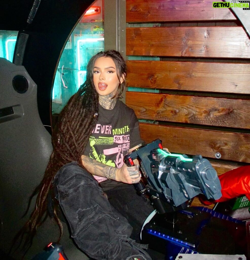 Zhavia Ward Instagram - Bowling always brings me back to the early 2000’s when I was a kid, I loved to watch the music videos and hear new music on the little TV’s more then bowling itself 😂😂💗