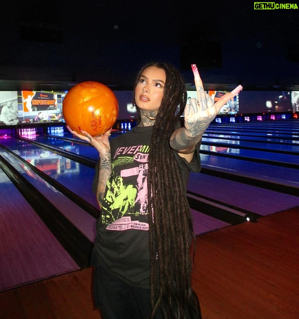 Zhavia Ward Instagram - Bowling always brings me back to the early 2000’s when I was a kid, I loved to watch the music videos and hear new music on the little TV’s more then bowling itself 😂😂💗